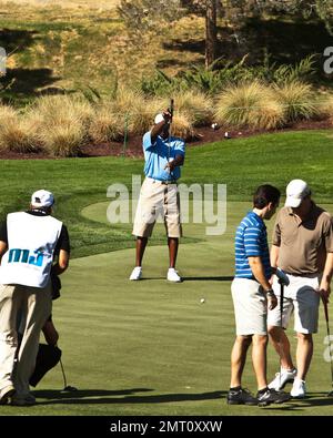 Michael Jordan spielt bei seinem 10. Jährlichen Michael Jordan Celebrity Invitational Golfturnier, das vom 31. März bis 3. April auf dem Shadow Creek Golf Course stattfindet. In einem blauen Jordan Brand Golfshirt und einer braunen Shorts sah Michael entspannt und glücklich aus, als er teilnahm. Las Vegas, Nevada 03/31/11. Stockfoto