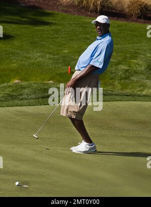 Michael Jordan spielt bei seinem 10. Jährlichen Michael Jordan Celebrity Invitational Golfturnier, das vom 31. März bis 3. April auf dem Shadow Creek Golf Course stattfindet. In einem blauen Jordan Brand Golfshirt und einer braunen Shorts sah Michael entspannt und glücklich aus, als er teilnahm. Las Vegas, Nevada 03/31/11. Stockfoto