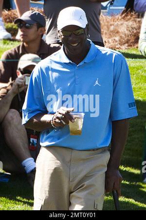 Michael Jordan spielt bei seinem 10. Jährlichen Michael Jordan Celebrity Invitational Golfturnier, das vom 31. März bis 3. April auf dem Shadow Creek Golf Course stattfindet. In einem blauen Jordan Brand Golfshirt und einer braunen Shorts sah Michael entspannt und glücklich aus, als er teilnahm. Las Vegas, Nevada 03/31/11. Stockfoto