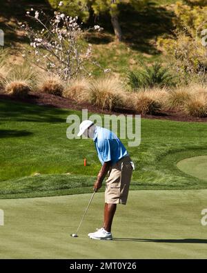 Michael Jordan spielt bei seinem 10. Jährlichen Michael Jordan Celebrity Invitational Golfturnier, das vom 31. März bis 3. April auf dem Shadow Creek Golf Course stattfindet. In einem blauen Jordan Brand Golfshirt und einer braunen Shorts sah Michael entspannt und glücklich aus, als er teilnahm. Las Vegas, Nevada 03/31/11. Stockfoto