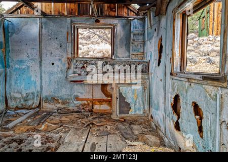 Das Innere einer Ruinenhütte in einem verlassenen Bergbaubetrieb in Nevada, USA Stockfoto