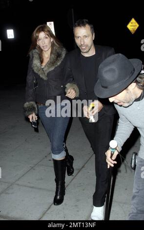 Schauspieler Michael Wincott geht mit einer Freundin in die Crown Bar, um dort einen Abend zu verbringen. Los Angeles, Kalifornien. 11/5/08. Stockfoto