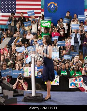 First Lady der Vereinigten Staaten von Amerika, Michelle Obama mit Unterstützung der Komiker Ed Helms, Ken Jeong und Zach Galifianakis treten an der Orr Middle School in Las Vegas auf, wo Michelle kurz vor den US-Präsidentschaftswahlen 2012 ihren Ehemann, Präsident und demokratischen Präsidentschaftskandidaten Barack Obama, unterstützte. Las Vegas, Nevada 27. Oktober 2012. Stockfoto