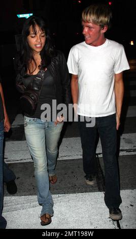 Michelle Rodriguez und seine Freunde verlassen den Nachtclub Villa nach einer Nacht voller Partys. Michelle wird 2009 in mehreren Filmen mitspielen, darunter „Fast and Furious“ und „Avatar“. Los Angeles, Kalifornien. 8/21/08. Stockfoto