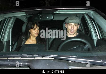 Michelle Rodriguez und seine Freunde verlassen den Nachtclub Villa nach einer Nacht voller Partys. Michelle wird 2009 in mehreren Filmen mitspielen, darunter „Fast and Furious“ und „Avatar“. Los Angeles, Kalifornien. 8/21/08. Stockfoto
