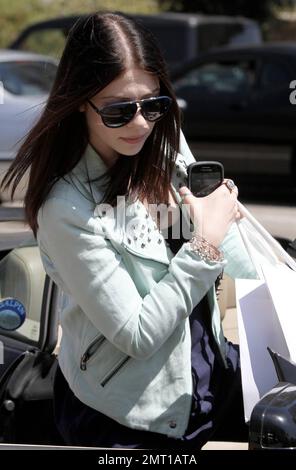 Die Schauspielerin Michelle Trachtenberg wurde beim Einkaufen in Malibu gesehen, als sie eine weiße Lederjacke mit Nieten, ein blaues Oberteil, schwarze enge Jeans und Keile mit Tiermuster trug. Los Angeles, Kalifornien. 29. Juli 2012 Stockfoto