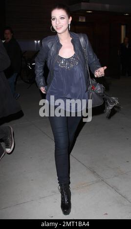 Schauspielerin Michelle Trachtenberg zieht diskret an ihren engen Skinny Jeans, auf ihrem Weg aus dem Griechischen Theater im Griffith Park, wo sie an einem Maroon 5 Konzert teilnahm. Trachtenberg, die in der amerikanischen Teenager-Drama-TV-Serie „Gossip Girl“ erscheint, zeigte ihre Ringe, als sie ihre graue Lederhandtasche mit Reißverschluss schloss. Los Angeles, Kalifornien. 10/08/10. Stockfoto