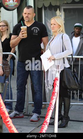 Chuck Liddell bei Mickey Rourke's Hand and Footprint Cermeony im Grauman's Chinese Theatre. Los Angeles, Kalifornien. 31. Oktober 2011. Stockfoto