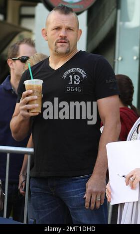 Chuck Liddell bei Mickey Rourke's Hand and Footprint Cermeony im Grauman's Chinese Theatre. Los Angeles, Kalifornien. 31. Oktober 2011. Stockfoto