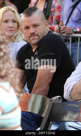 Chuck Liddell bei Mickey Rourke's Hand and Footprint Cermeony im Grauman's Chinese Theatre. Los Angeles, Kalifornien. 31. Oktober 2011. Stockfoto