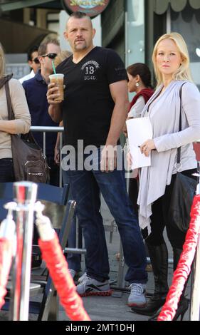 Chuck Liddell bei Mickey Rourke's Hand and Footprint Cermeony im Grauman's Chinese Theatre. Los Angeles, Kalifornien. 31. Oktober 2011. Stockfoto