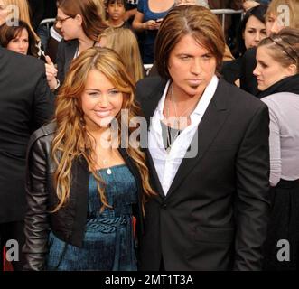 Miley Cyrus besucht in Begleitung von Dad Billy Ray Cyrus, mom Leticia Cyrus, Schwester Noah Lindsey Cyrus und Bruder Braison Chance Cyrus die Premiere von „Hannah Montana: The Movie“ im El Capitan Theater in Hollywood. Der Film soll am 11. April in den US-Kinos veröffentlicht werden. Los Angeles, Kalifornien. 4/2/09. Stockfoto