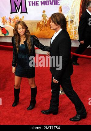 Miley Cyrus besucht in Begleitung von Dad Billy Ray Cyrus, mom Leticia Cyrus, Schwester Noah Lindsey Cyrus und Bruder Braison Chance Cyrus die Premiere von „Hannah Montana: The Movie“ im El Capitan Theater in Hollywood. Der Film soll am 11. April in den US-Kinos veröffentlicht werden. Los Angeles, Kalifornien. 4/2/09. Stockfoto