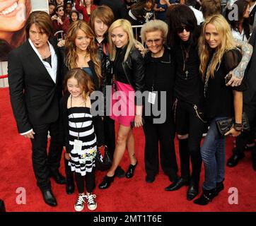 Miley Cyrus besucht in Begleitung von Dad Billy Ray Cyrus, mom Leticia Cyrus, Schwester Noah Lindsey Cyrus und Bruder Braison Chance Cyrus die Premiere von „Hannah Montana: The Movie“ im El Capitan Theater in Hollywood. Der Film soll am 11. April in den US-Kinos veröffentlicht werden. Los Angeles, Kalifornien. 4/2/09. Stockfoto
