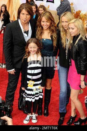 Miley Cyrus besucht in Begleitung von Dad Billy Ray Cyrus, mom Leticia Cyrus, Schwester Noah Lindsey Cyrus und Bruder Braison Chance Cyrus die Premiere von „Hannah Montana: The Movie“ im El Capitan Theater in Hollywood. Der Film soll am 11. April in den US-Kinos veröffentlicht werden. Los Angeles, Kalifornien. 4/2/09. Stockfoto