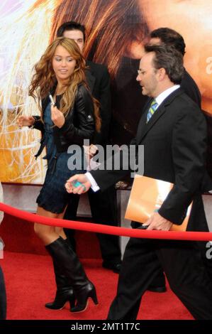 Miley Cyrus besucht in Begleitung von Dad Billy Ray Cyrus, mom Leticia Cyrus, Schwester Noah Lindsey Cyrus und Bruder Braison Chance Cyrus die Premiere von „Hannah Montana: The Movie“ im El Capitan Theater in Hollywood. Der Film soll am 11. April in den US-Kinos veröffentlicht werden. Los Angeles, Kalifornien. 4/2/09. . . Stockfoto