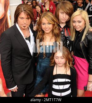 Miley Cyrus besucht in Begleitung von Dad Billy Ray Cyrus, mom Leticia Cyrus, Schwester Noah Lindsey Cyrus und Bruder Braison Chance Cyrus die Premiere von „Hannah Montana: The Movie“ im El Capitan Theater in Hollywood. Der Film soll am 11. April in den US-Kinos veröffentlicht werden. Los Angeles, Kalifornien. 4/2/09. . . Stockfoto