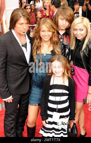 Miley Cyrus besucht in Begleitung von Dad Billy Ray Cyrus, mom Leticia Cyrus, Schwester Noah Lindsey Cyrus und Bruder Braison Chance Cyrus die Premiere von „Hannah Montana: The Movie“ im El Capitan Theater in Hollywood. Der Film soll am 11. April in den US-Kinos veröffentlicht werden. Los Angeles, Kalifornien. 4/2/09. . . Stockfoto