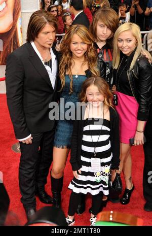 Miley Cyrus besucht in Begleitung von Dad Billy Ray Cyrus, mom Leticia Cyrus, Schwester Noah Lindsey Cyrus und Bruder Braison Chance Cyrus die Premiere von „Hannah Montana: The Movie“ im El Capitan Theater in Hollywood. Der Film soll am 11. April in den US-Kinos veröffentlicht werden. Los Angeles, Kalifornien. 4/2/09. . . Stockfoto