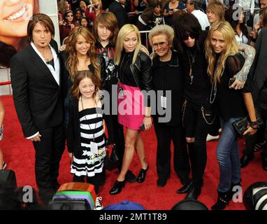 Miley Cyrus besucht in Begleitung von Dad Billy Ray Cyrus, mom Leticia Cyrus, Schwester Noah Lindsey Cyrus und Bruder Braison Chance Cyrus die Premiere von „Hannah Montana: The Movie“ im El Capitan Theater in Hollywood. Der Film soll am 11. April in den US-Kinos veröffentlicht werden. Los Angeles, Kalifornien. 4/2/09. . . Stockfoto