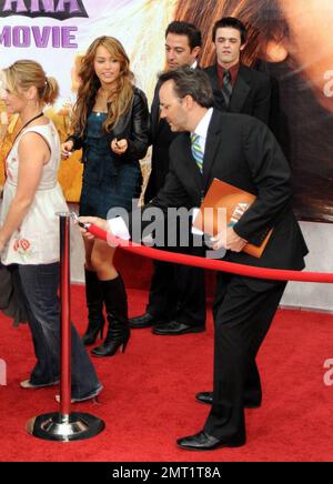 Miley Cyrus besucht in Begleitung von Dad Billy Ray Cyrus, mom Leticia Cyrus, Schwester Noah Lindsey Cyrus und Bruder Braison Chance Cyrus die Premiere von „Hannah Montana: The Movie“ im El Capitan Theater in Hollywood. Der Film soll am 11. April in den US-Kinos veröffentlicht werden. Los Angeles, Kalifornien. 4/2/09. . . Stockfoto