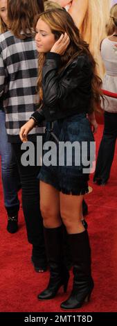 Miley Cyrus besucht in Begleitung von Dad Billy Ray Cyrus, mom Leticia Cyrus, Schwester Noah Lindsey Cyrus und Bruder Braison Chance Cyrus die Premiere von „Hannah Montana: The Movie“ im El Capitan Theater in Hollywood. Der Film soll am 11. April in den US-Kinos veröffentlicht werden. Los Angeles, Kalifornien. 4/2/09. . . Stockfoto