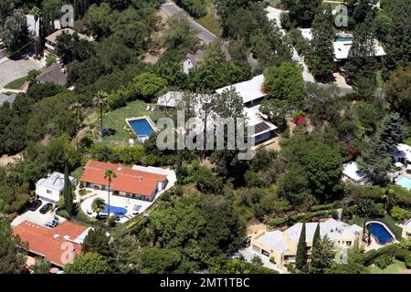 EXKLUSIV!! Das ist das Haus, das oldÊMiley Cyrus für 19 Jahre für $3,9 Millionen Dollar in einem Studio City-Viertel von Los Angeles gekauft hat. ÊThe 5 Schlafzimmer, 6,5 Badezimmer, Ê5,173 Square-footÊestate wurde 1952 erbaut und erst kürzlich komplett renoviert. Die moderne, mehrflügelige kalifornische Residenz im Ranch-Stil, die auf 1,15 Morgen großen Booten liegt, ein Schlafzimmer mit zwei Familienzimmern, beide mit eigenem Bad, eine Master-Suite mit privatem Wohnzimmer, Kamin, Dachfenster und Spa-Stil-Bad mit Dampfdusche und separater Jet Tub, zwei begehbaren Schränken ÊThe Stockfoto