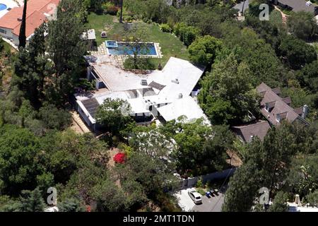 EXKLUSIV!! Das ist das Haus, das oldÊMiley Cyrus für 19 Jahre für $3,9 Millionen Dollar in einem Studio City-Viertel von Los Angeles gekauft hat. ÊThe 5 Schlafzimmer, 6,5 Badezimmer, Ê5,173 Square-footÊestate wurde 1952 erbaut und erst kürzlich komplett renoviert. Die moderne, mehrflügelige kalifornische Residenz im Ranch-Stil, die auf 1,15 Morgen großen Booten liegt, ein Schlafzimmer mit zwei Familienzimmer, beide mit eigenem Bad, eine Master-Suite mit privatem Wohnzimmer, Kamin, Dachfenster und Spa-Stil-Bad mit Dampfdusche und separater Jet Tub, zwei begehbaren Schränken und ÊThe Stockfoto