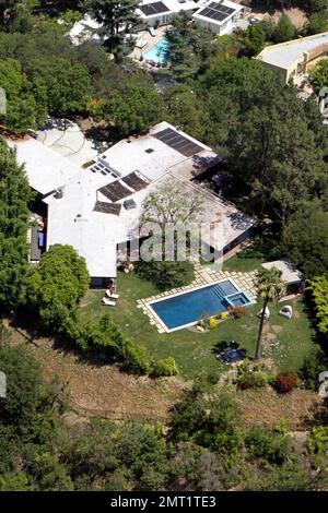 EXKLUSIV!! Das ist das Haus, das oldÊMiley Cyrus für 19 Jahre für $3,9 Millionen Dollar in einem Studio City-Viertel von Los Angeles gekauft hat. ÊThe 5 Schlafzimmer, 6,5 Badezimmer, Ê5,173 Square-footÊestate wurde 1952 erbaut und erst kürzlich komplett renoviert. Die moderne, mehrflügelige kalifornische Residenz im Ranch-Stil, die auf 1,15 Morgen großen Booten liegt, ein Schlafzimmer mit zwei Familienzimmer, beide mit eigenem Bad, eine Master-Suite mit privatem Wohnzimmer, Kamin, Dachfenster und Spa-Stil-Bad mit Dampfdusche und separater Jet Tub, zwei begehbaren Schränken und ÊThe Stockfoto