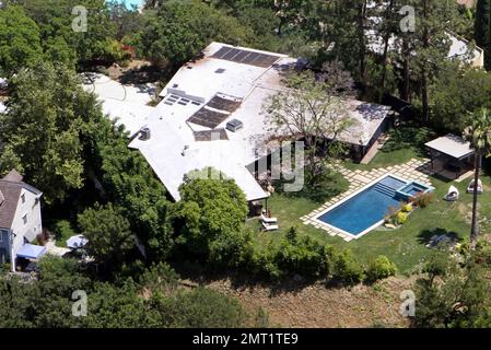 EXKLUSIV!! Das ist das Haus, das oldÊMiley Cyrus für 19 Jahre für $3,9 Millionen Dollar in einem Studio City-Viertel von Los Angeles gekauft hat. ÊThe 5 Schlafzimmer, 6,5 Badezimmer, Ê5,173 Square-footÊestate wurde 1952 erbaut und erst kürzlich komplett renoviert. Die moderne, mehrflügelige kalifornische Residenz im Ranch-Stil, die auf 1,15 Morgen großen Booten liegt, ein Schlafzimmer mit zwei Familienzimmer, beide mit eigenem Bad, eine Master-Suite mit privatem Wohnzimmer, Kamin, Dachfenster und Spa-Stil-Bad mit Dampfdusche und separater Jet Tub, zwei begehbaren Schränken und ÊThe Stockfoto