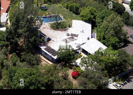 EXKLUSIV!! Das ist das Haus, das oldÊMiley Cyrus für 19 Jahre für $3,9 Millionen Dollar in einem Studio City-Viertel von Los Angeles gekauft hat. ÊThe 5 Schlafzimmer, 6,5 Badezimmer, Ê5,173 Square-footÊestate wurde 1952 erbaut und erst kürzlich komplett renoviert. Die moderne, mehrflügelige kalifornische Residenz im Ranch-Stil, die auf 1,15 Morgen großen Booten liegt, ein Schlafzimmer mit zwei Familienzimmer, beide mit eigenem Bad, eine Master-Suite mit privatem Wohnzimmer, Kamin, Dachfenster und Spa-Stil-Bad mit Dampfdusche und separater Jet Tub, zwei begehbaren Schränken und ÊThe Stockfoto