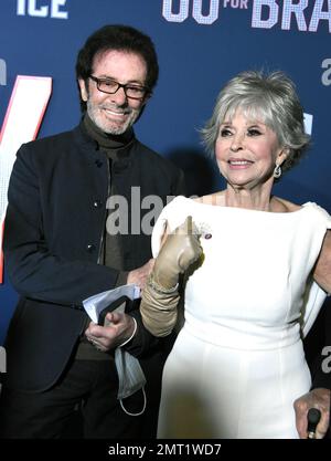 Los Angeles, Kalifornien, USA 31. Januar 2023 Schauspieler George Chakiris und Schauspielerin Rita Moreno nehmen am 31. Januar 2023 im Regency Village Theatre in Los Angeles, Kalifornien, USA, am Los Angeles Premiere Screening of Paramount Pictures' „80 for Brady“ Teil. Foto: Barry King/Alamy Live News Stockfoto