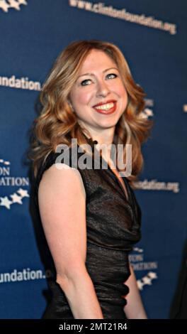 Chelsea Clinton zeigt ihre schlanke Figur in einem schwarzen Cocktailkleid auf dem blauen Teppich während des Millennium Network Events, das vom ehemaligen US-Präsidenten Bill Clinton auf dem Boulevard 3 ausgerichtet wird. Chelsea überreichte ihrer Mutter, US-Außenministerin Hillary Clinton, kürzlich den ersten Inspiration Award bei den jährlichen Diller-von-Furstenberg Awards in New York. Los Angeles, Kalifornien. 03/17/11. Stockfoto