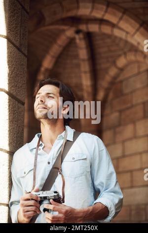 Das Leben ist voller schöner Momente. Ein hübscher junger Tourist, der sich die Sehenswürdigkeiten anschaut. Stockfoto