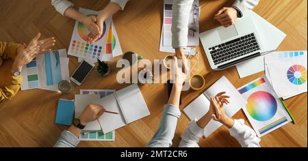 Team professioneller Designer, die am Tisch arbeiten, Draufsicht Stockfoto