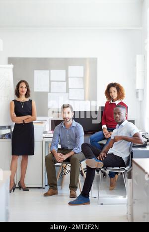 An die Arbeit. Porträt einer vielfältigen Gruppe von Kollegen in einem Büro. Stockfoto