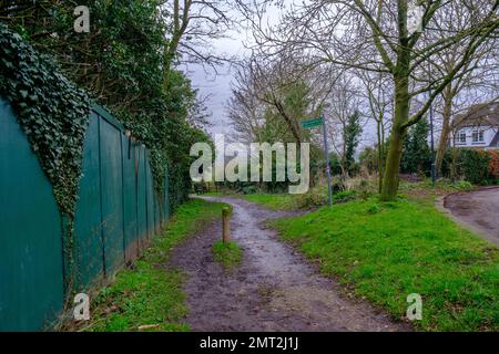 Schlammige Wanderwege in Pinner, Vorort Harrow, Nordwest-London, England. Stockfoto