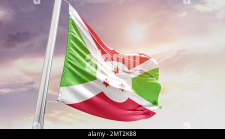 burundi schwenkt mit der Flagge am wunderschönen Himmel. Stockfoto