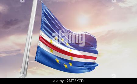 cabo verde schwenkt die Flagge am wunderschönen Himmel. Stockfoto