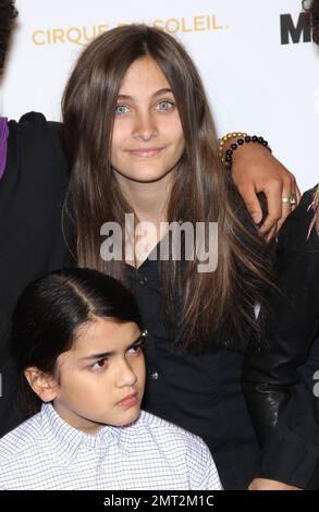 Michael Jacksons Kinder, Paris Jackson und Blanket Jackson bei der Eröffnung von Michael Jacksons „The Immortal World Tour“ im Mandalay Bay Resort & Casino. Las Vegas, Nevada 3. Dezember 2011 Stockfoto