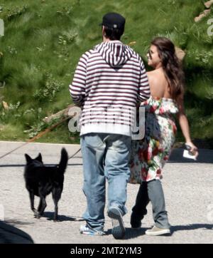 Exklusiv!! Monica Cruz und ein Freund gehen mit den Hunden in die Nähe von Schwester Penelope's Hollywood Hills, Kalifornien. Nach Hause. 2/24/07 Stockfoto