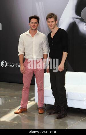 Michael Trevino und Joseph Morgan beim Fotoanruf „The Vampire Diaries“ während des Monte Carlo TV Festivals 2012. Monte Carlo, Monaco. 12. Juni 2012 Stockfoto