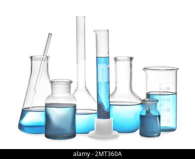 Verschiedene Laborglasgeräte mit hellblauer Flüssigkeit, isoliert auf weiß Stockfoto