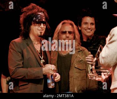 Bassist Nikki Sixx, Sänger Vince Neil und Schlagzeuger Tommy Lee von Motley Crue beim jährlichen Sunset Strip Music Festival 4. - Motley Crue Tribute im House of Blues. West Hollywood, Kalifornien. 18. August 2011. . Stockfoto