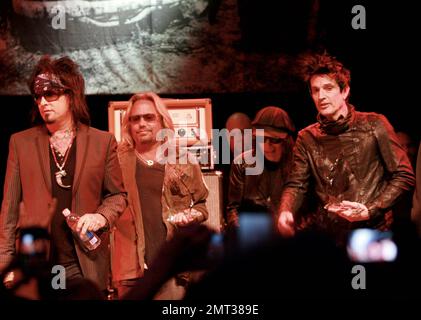 Bassist Nikki Sixx, Sänger Vince Neil, Gitarrist Mick Mars und Schlagzeuger Tommy Lee von Motley Crue beim jährlichen Sunset Strip Music Festival 4. - Motley Crue Tribute im House of Blues. West Hollywood, Kalifornien. 18. August 2011. Stockfoto