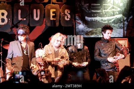 Bassist Nikki Sixx, Sänger Vince Neil, Gitarrist Mick Mars und Schlagzeuger Tommy Lee von Motley Crue beim jährlichen Sunset Strip Music Festival 4. - Motley Crue Tribute im House of Blues. West Hollywood, Kalifornien. 18. August 2011. Stockfoto