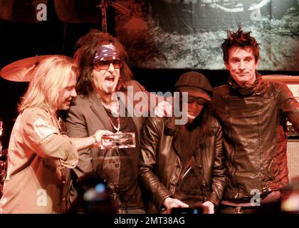 Sänger Vince Neil, Bassist Nikki Sixx, Gitarrist Mick Mars und Schlagzeuger Tommy Lee von Motley Crue beim jährlichen Sunset Strip Music Festival 4. - Motley Crue Tribute im House of Blues. West Hollywood, Kalifornien. 18. August 2011. Stockfoto