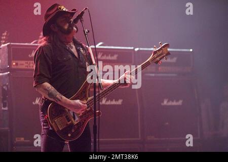 Die legendäre britische Metallband Motorhead, angeführt von Bassist und Frontmann Lemmy (alias Ian Frasier Kilmister), tritt live im Hammersmith Apollo auf. London, Großbritannien. 11/28/09. Stockfoto