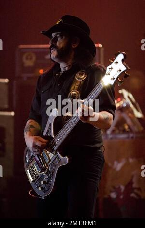 - Die legendäre britische Metallband Motorhead, angeführt von Bassist und Frontmann Lemmy (alias Ian Frasier Kilmister), tritt live im Hammersmith Apollo auf. London, Großbritannien. 11/28/09. Stockfoto