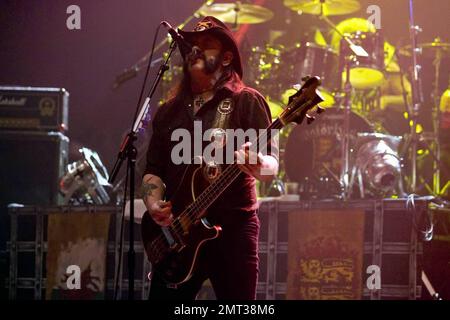 - Die legendäre britische Metallband Motorhead, angeführt von Bassist und Frontmann Lemmy (alias Ian Frasier Kilmister), tritt live im Hammersmith Apollo auf. London, Großbritannien. 11/28/09. Stockfoto